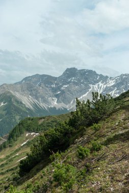 Sareis, Lihtenştayn, 20 Haziran 2021 Bulutlu bir günde dağ manzarası
