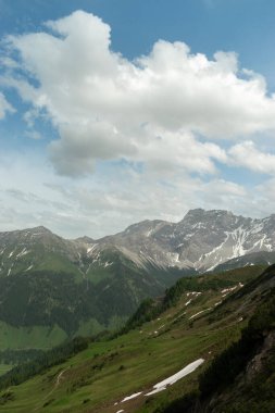 Sareis, Lihtenştayn, 20 Haziran 2021 Gökyüzünde bulutlar olan Alplerin güzel manzarası