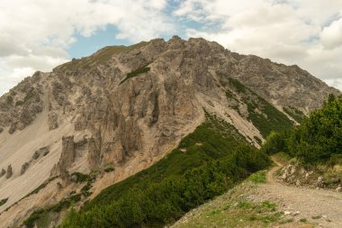 Sareis, Lihtenştayn, 20 Haziran 2021 Gökyüzünde bulutlar olan Alplerin güzel manzarası