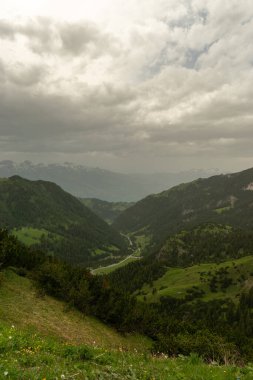 Sareis, Lihtenştayn, 20 Haziran 2021 Gökyüzünde bulutlar olan Alplerin güzel manzarası