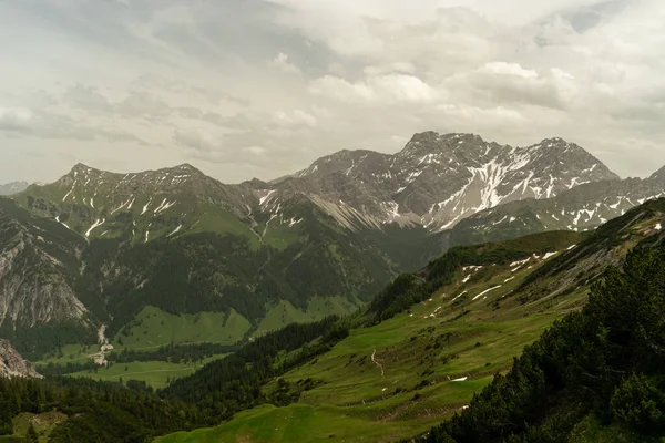 Sareis Liechtenstein Czerwca 2021 Wspaniały Widok Alpy Chmurami Niebie — Zdjęcie stockowe