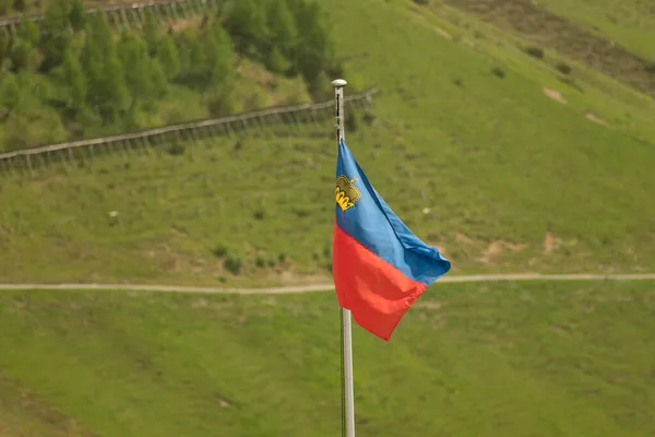 Sareis Liechtenstein 2021 Június Nemzeti Zászlót Lobogtatva Egy Árbocon Alpokban — Stock Fotó