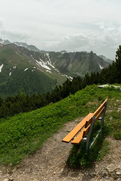 Sareis Liechtenstein Junio 2021 Banco Vacío Cima Montaña Con Una — Foto de Stock