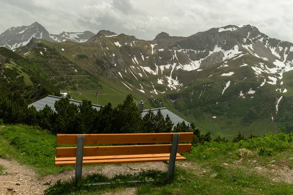 Sareis Liechtenstein Junio 2021 Banco Vacío Cima Montaña Con Una —  Fotos de Stock