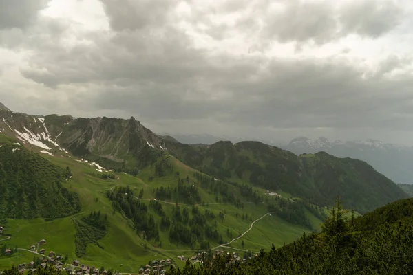 Sareis Liechtenstein Czerwca 2021 Piękny Widok Alpy Chmurami Niebie — Zdjęcie stockowe