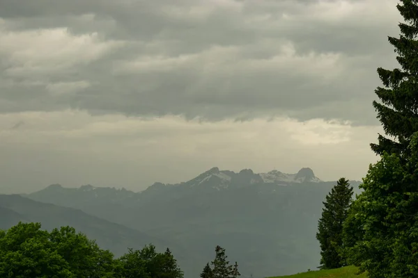 Triesenberg Lichtenštejnsko Června 2021 Krásný Pohled Alpy Údolí Rýna Zatažený — Stock fotografie