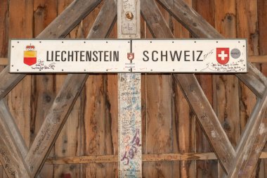 Vaduz, Liechtenstein, 11 Ekim 2021 Plate cadısı eski Ren Köprüsü 'nün içindeki Liechtenstein ve İsviçre arasındaki sınırı gösteriyor.