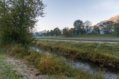 Vaduz, Lihtenştayn, 11 Ekim 2021 Güneş doğmadan hemen önce yeşil bir tarlaya bakın.