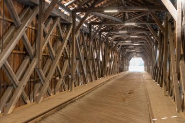 Vaduz, Lihtenştayn, 11 Ekim 2021 Tarihi ahşap ren köprüsünün içinde yaya yolu