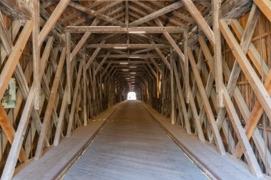 Vaduz, Lihtenştayn, 11 Ekim 2021 Tarihi ahşap ren köprüsünün içinde yaya yolu