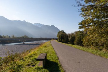 Sevelen, İsviçre, 11 Ekim 2021 Sonbaharda Ren Nehri 'nde sabahın erken saatlerinde