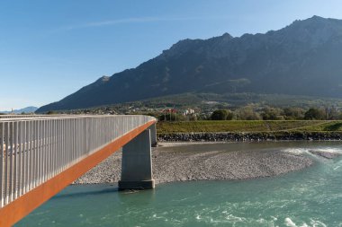 Vaduz, Lihtenştayn, 11 Ekim 2021 Ren Nehri üzerinde yayalar için küçük bir köprü.