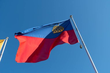 Vaduz, Lihtenştayn, 11 Ekim 2021 Liechtenstein ülkesinin ulusal bayrağı rüzgarda sallanıyor.