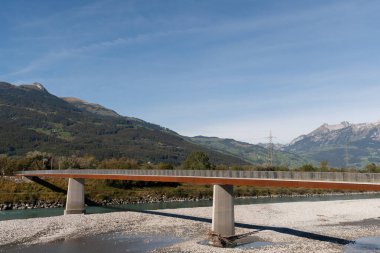 Vaduz, Lihtenştayn, 11 Ekim 2021 Ren Nehri üzerinde yayalar için küçük bir köprü.