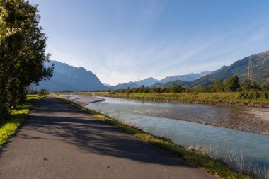 Schaan, Lihtenştayn, 25 Eylül 2021 Ren nehri boyunca dağlık bir manzaraya bakın.