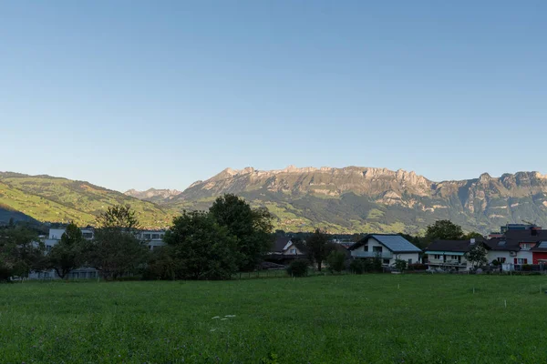 Schaan Liechtenstein September 2021 Uitzicht Bergen Groene Velden Vroeg Ochtend — Stockfoto
