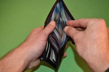 Vaduz, Lihtenştayn, 22 Kasım 2021. Cüzdandan 100 İsviçre frangı sökülüyor.