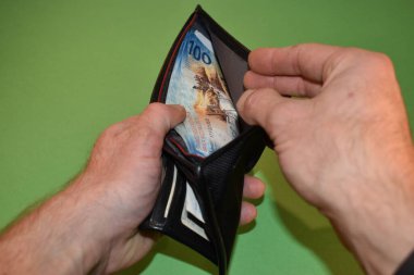 Vaduz, Lihtenştayn, 22 Kasım 2021. Cüzdandan 100 İsviçre frangı sökülüyor.