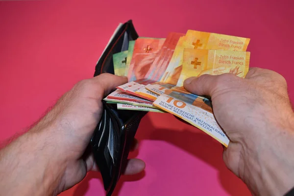 Vaduz Liechtenstein 2021 November Készpénzt Vesz Svájci Pénznemben Egy Pénztárcából — Stock Fotó