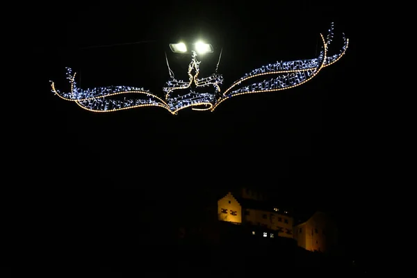 2021年12月6日 列支敦士登瓦杜兹 城堡前明亮的主王冠和圣诞节装饰 — 图库照片