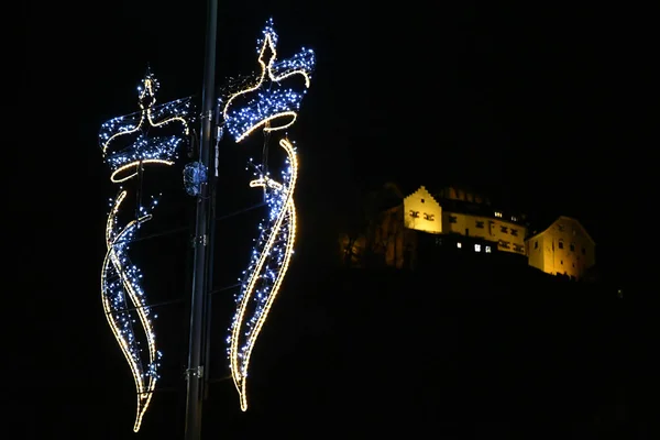 2021年12月6日 列支敦士登瓦杜兹 城堡前明亮的主王冠和圣诞节装饰 — 图库照片