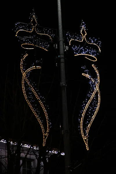2021年12月6日リヒテンシュタイン州バドゥス夜間の中心部に照明された主冠とクリスマスの装飾 — ストック写真