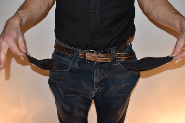 Vaduz, Lihtenştayn, 22 Kasım 2021 İçinde hiç nakit olmayan boş cepler