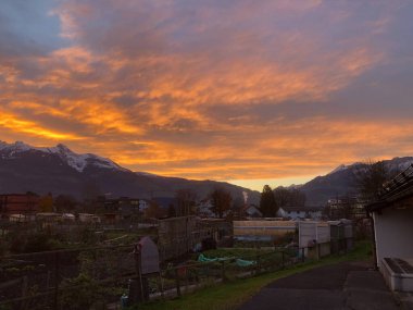 Schaan, Lihtenştayn, 9 Kasım 2021. Gün batımından sonra Alplerin üzerinde renkli bulutlar olan görkemli manzara.