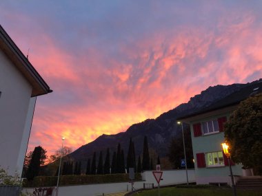 Schaan, Lihtenştayn, 25 Ekim 2021 Alplerin üzerinde renkli bulutlarla sabah manzarası