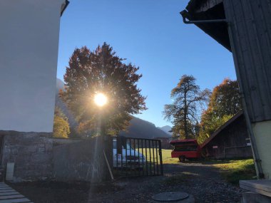 Schaan, Lihtenştayn, 27 Ekim 2021 Kutsal Aziz Peter Şapeli 'nin arkasında güzel bir gün doğumu.