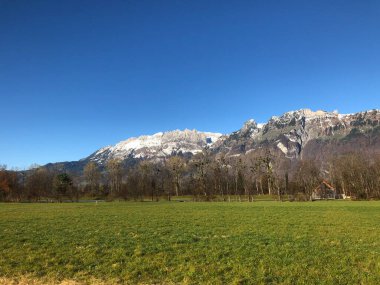 Schaan, Lihtenştayn, 9 Kasım 2021. Kar, güneşli bir günde güzel bir kırsalın arkasındaki dağ zirvelerini kapladı.