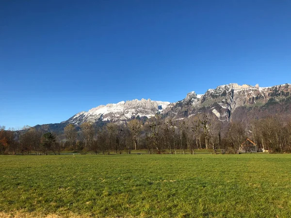 Schaan Liechtenstein Noviembre 2021 Picos Montaña Cubiertos Nieve Detrás Hermoso — Foto de Stock