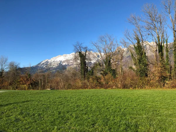 Schaan, Lihtenştayn, 9 Kasım 2021. Kar, güneşli bir günde güzel bir kırsalın arkasındaki dağ zirvelerini kapladı.