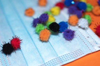 Vaduz, Lihtenştayn, 17 Aralık 2021 Tıbbi yüz maskesi takan farklı virüs mutantları