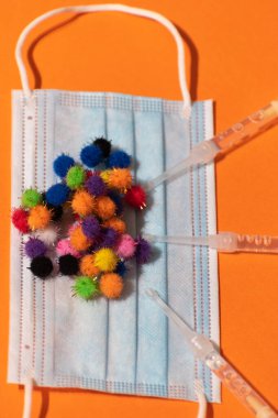 Vaduz, Lihtenştayn, 17 Aralık 2021 Tıbbi yüz maskesi ve şırınga çeşitleri