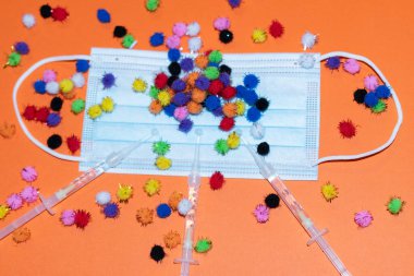 Vaduz, Lihtenştayn, 17 Aralık 2021 Tıbbi yüz maskesi ve şırıngalarda çeşitli virüs mutantları