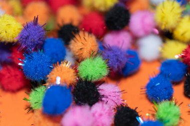 Vaduz, Lihtenştayn, 17 Aralık 2021 Virüs varyasyonu turuncu bir arkaplanı kapatır