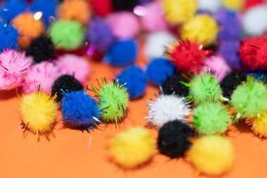 Vaduz, Lihtenştayn, 17 Aralık 2021 Virüs varyasyonu turuncu bir arkaplanı kapatır