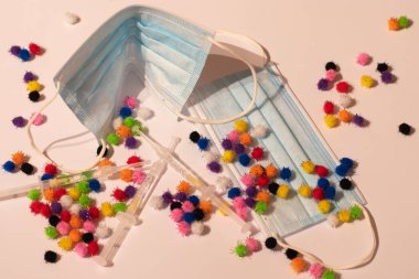 Vaduz, Lihtenştayn, 17 Aralık 2021 Tıbbi yüz maskesi ve şırınga çeşitleri