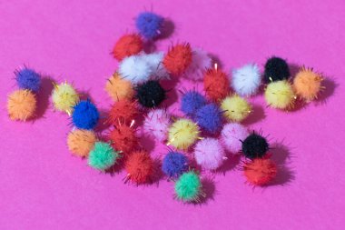 Vaduz, Lihtenştayn, 17 Aralık 2021 Lila arka planında farklı bir virüs mutasyonu