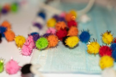 Vaduz, Lihtenştayn, 17 Aralık 2021 Farklı virüs parçacıkları ile tıbbi yüz maskesi