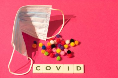 Vaduz, Lihtenştayn, 17 Aralık 2021 Virüs parçacıkları ve Covid yazılı yüz maskesi