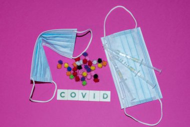 Vaduz, Lihtenştayn, 17 Aralık 2021 Virüs varyasyonları tıbbi yüz maskeleri ve yazılı Covid