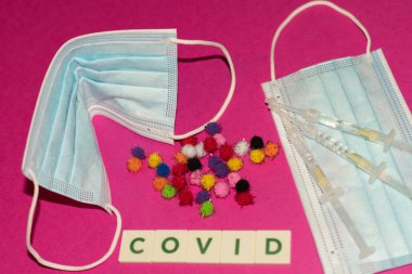 Vaduz, Lihtenştayn, 17 Aralık 2021 Virüs varyasyonları tıbbi yüz maskeleri ve yazılı Covid