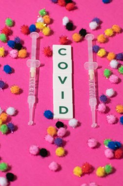 Vaduz, Lihtenştayn, 17 Aralık 2021 Virüs varyasyonlu ve Covid yazılı şırınga