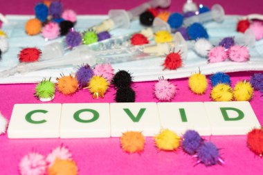 Vaduz, Lihtenştayn, 17 Aralık 2021 Tıbbi yüz maskesi ve şırıngalarda virüs mutasyonu