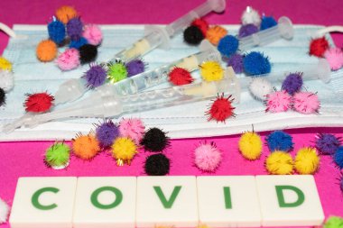 Vaduz, Lihtenştayn, 17 Aralık 2021 Tıbbi yüz maskesi ve şırıngalarda virüs mutasyonu