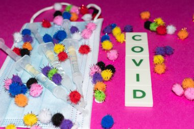 Vaduz, Lihtenştayn, 17 Aralık 2021 Tıbbi yüz maskesi ve şırıngalarda virüs mutasyonu