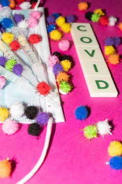 Vaduz, Lihtenştayn, 17 Aralık 2021 Tıbbi yüz maskesi ve şırıngalarda virüs mutasyonu