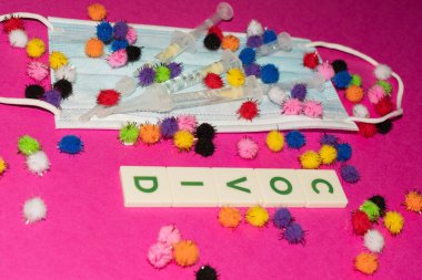 Vaduz, Lihtenştayn, 17 Aralık 2021 Tıbbi yüz maskesi ve şırıngalarda virüs mutasyonu